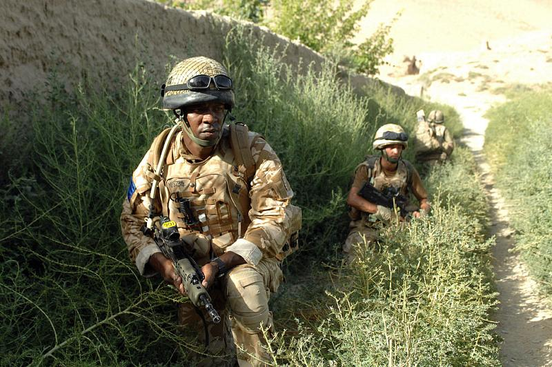 Illustration for article titled US Soldier Explains Why He Uses a Rifle Stock to Shoot Photographs